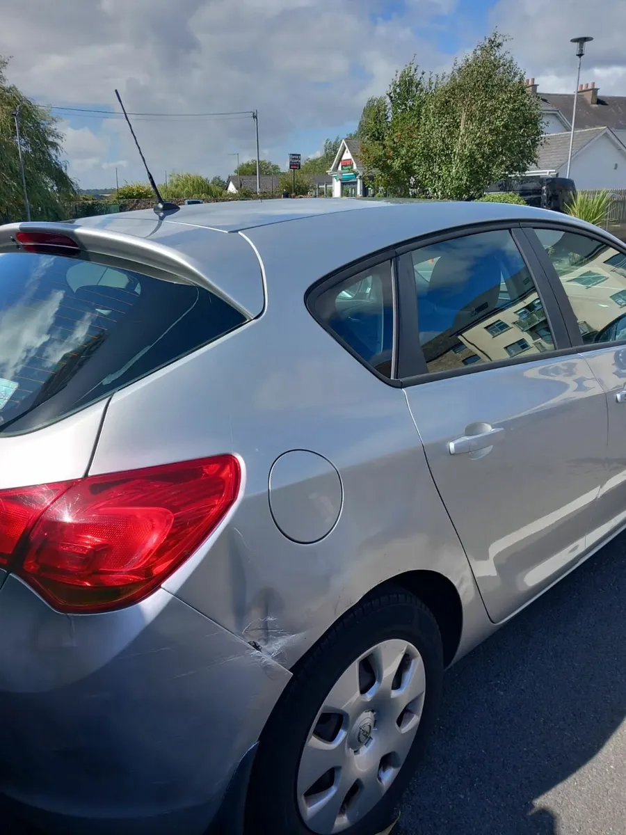 Opel Astra 2011 - Image 3