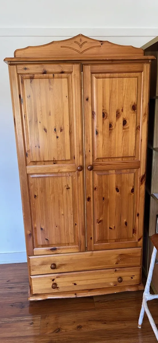 Solid pine wooden wardrobe - great condition - Image 1