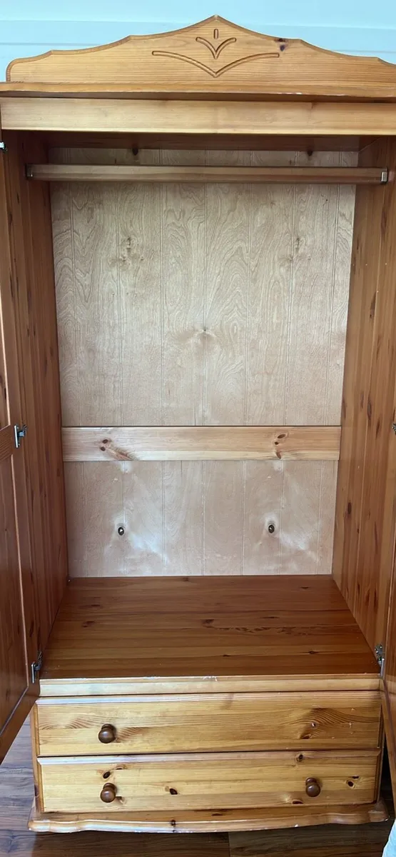Solid pine wooden wardrobe - great condition - Image 2