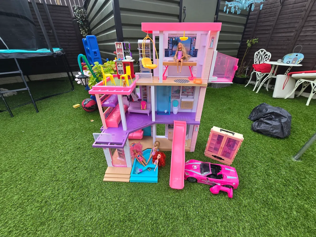 Barbie doll house and Barbie remote control car - Image 1
