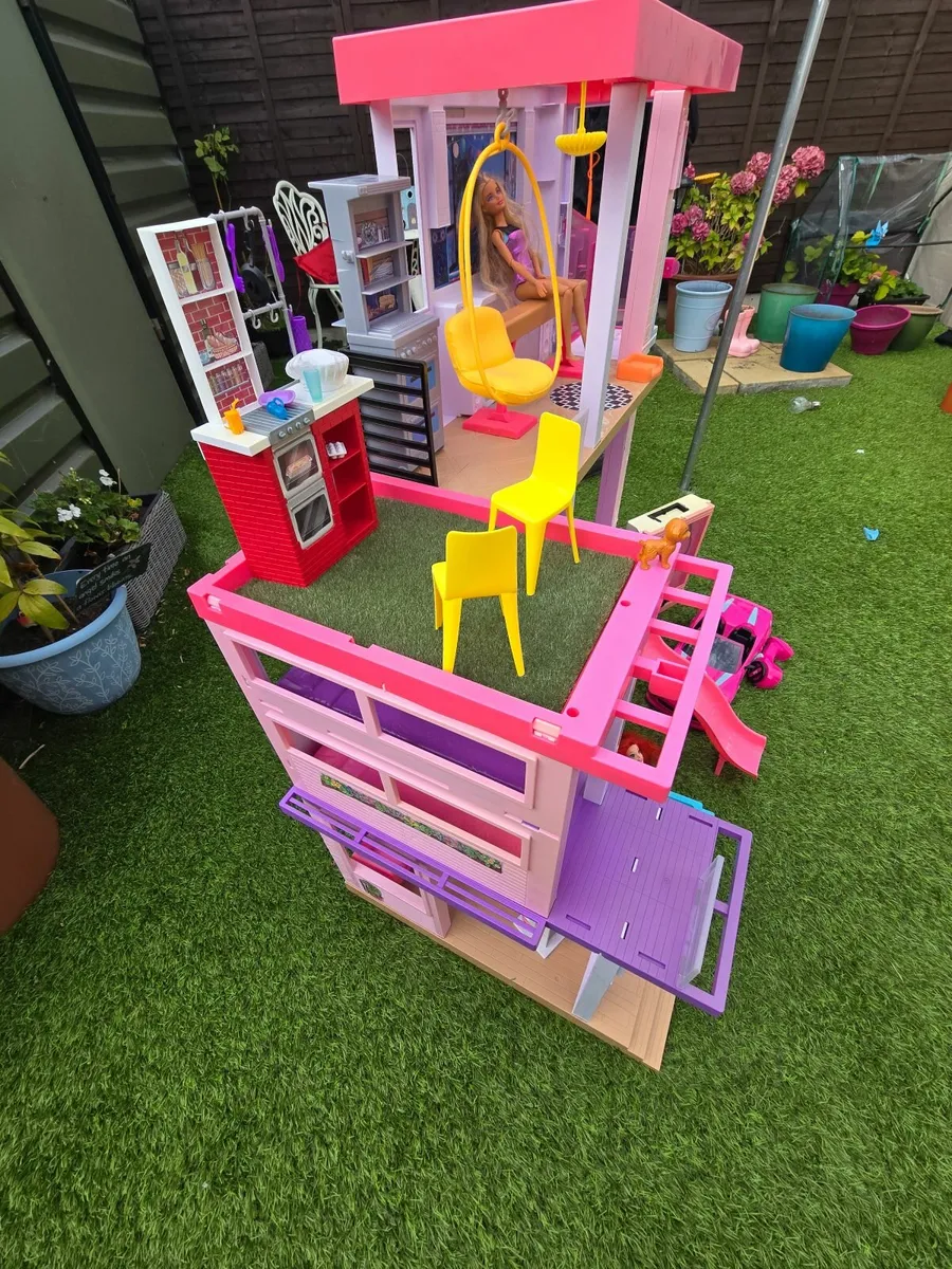 Barbie doll house and Barbie remote control car - Image 2