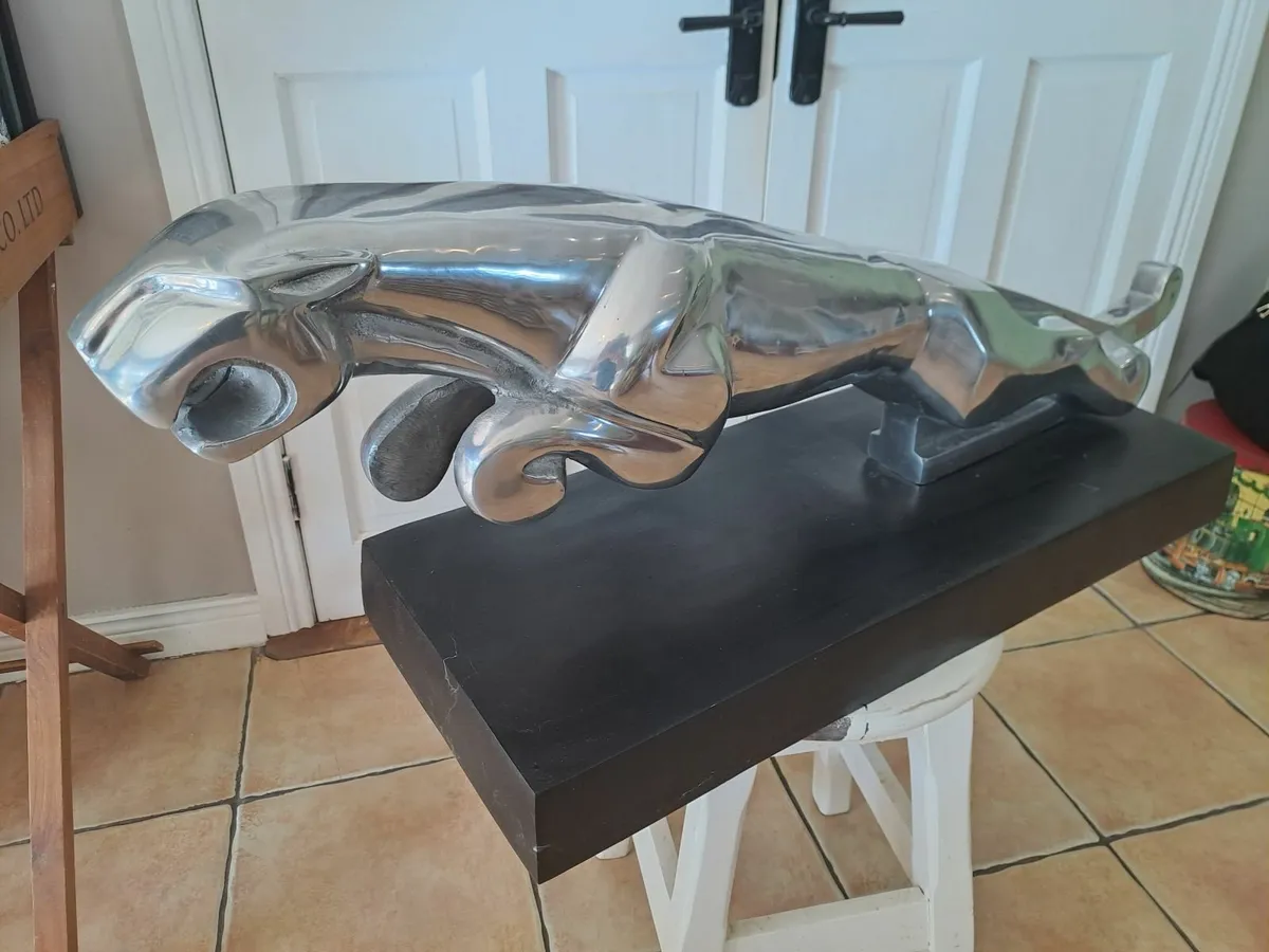 Large alloy leaping jaguar car emblem - Image 4