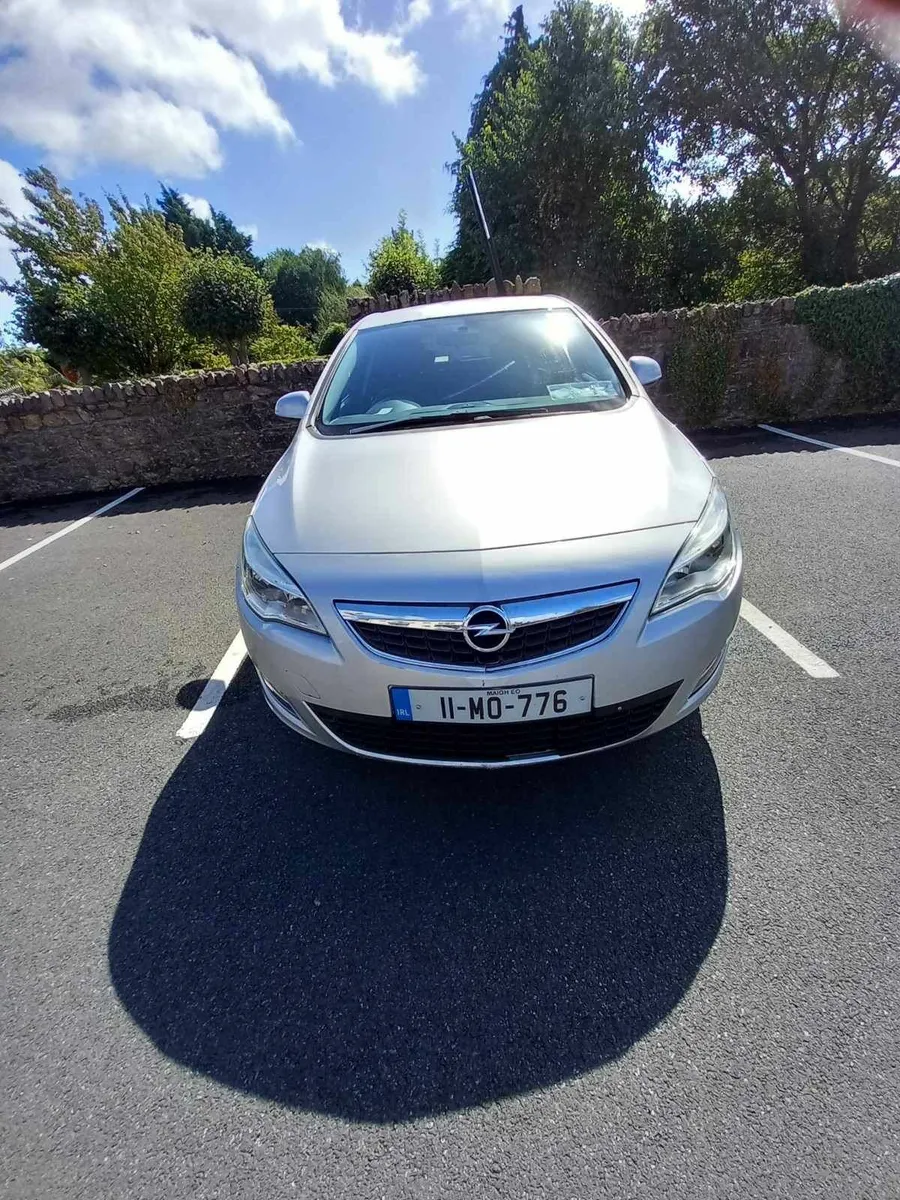 Opel Astra 2011 - Image 1
