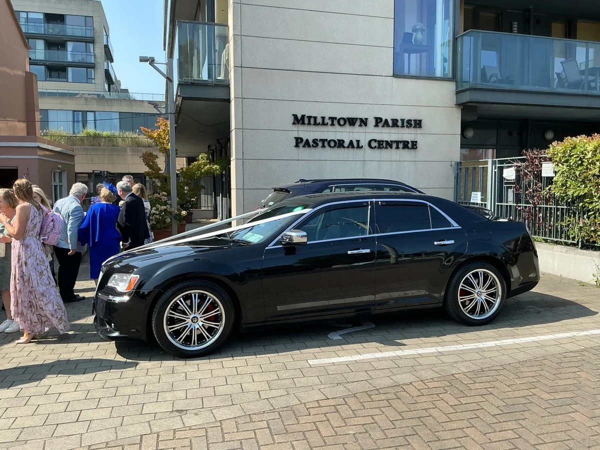 2013 Chrysler 300c Black - Image 4