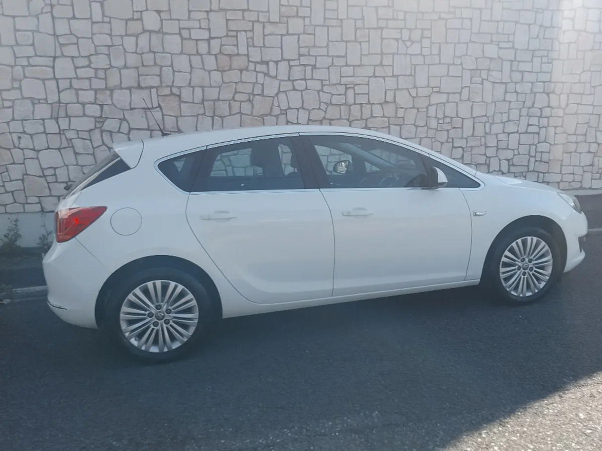 Opel Astra Excite 1.6cdti 110PS ECO 5DR - Image 2