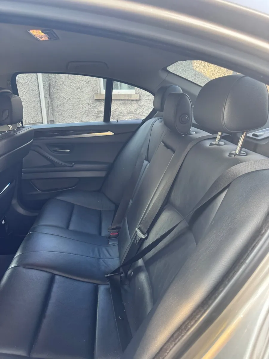 BMW 5-Series 2010 - Image 2