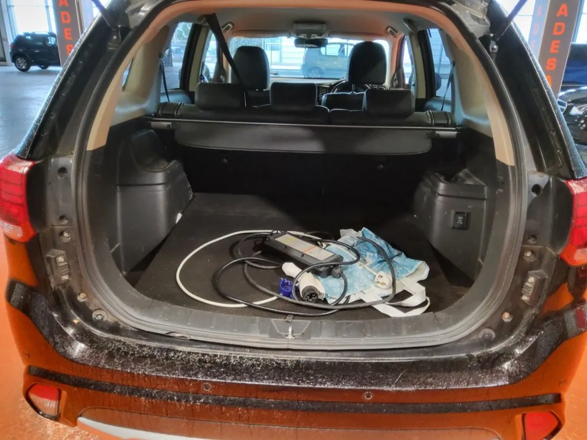 Mitsubishi Outlander Phev 2.0l Mivec 4WD 5-seater - Image 4