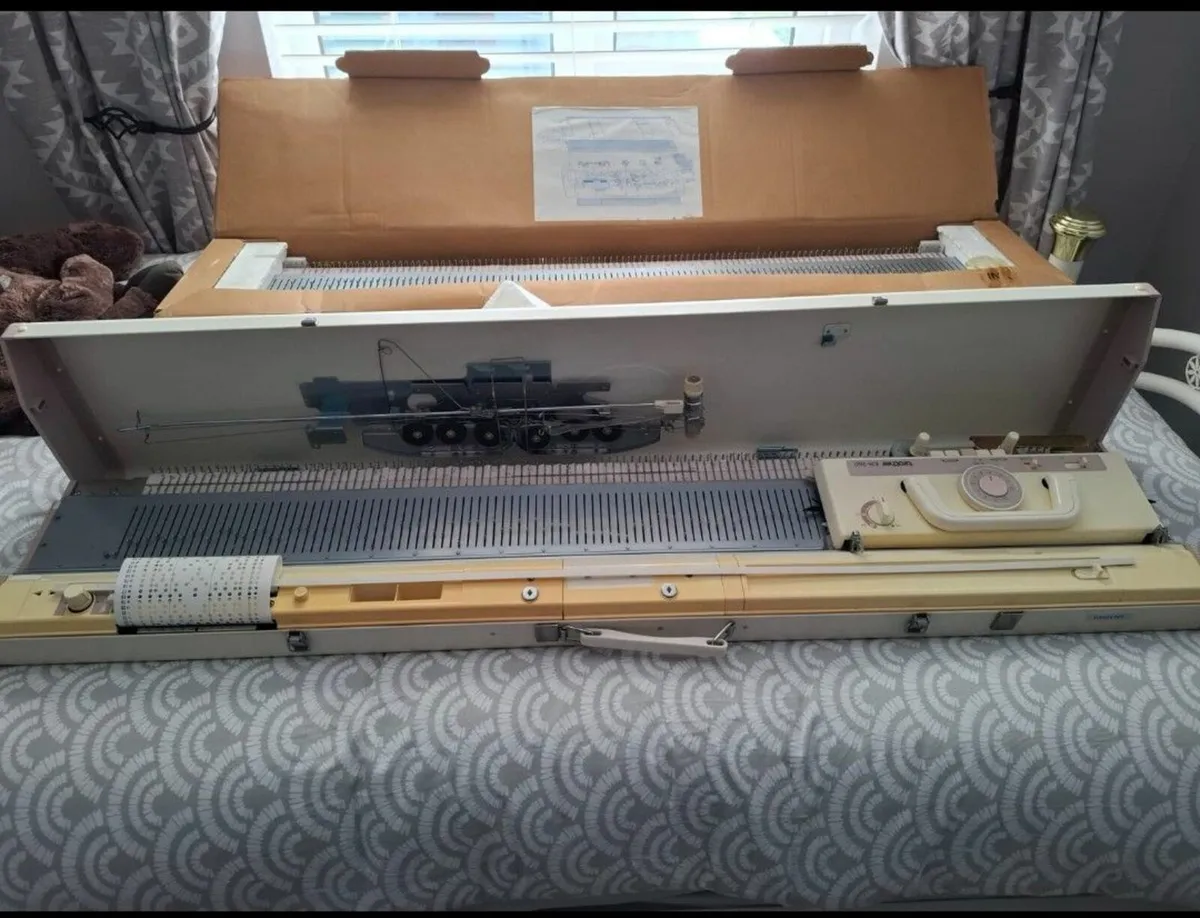 Knitting Machine - Image 2