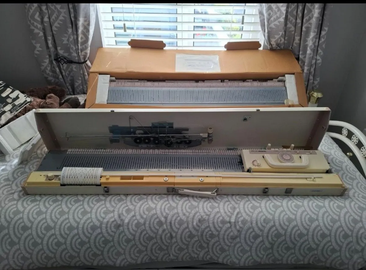 Knitting Machine - Image 3