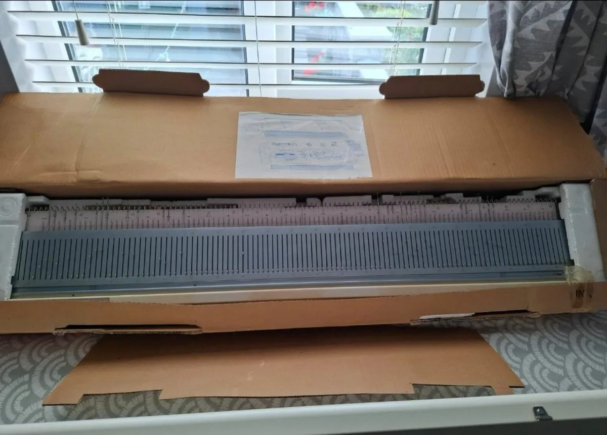 Knitting Machine - Image 4