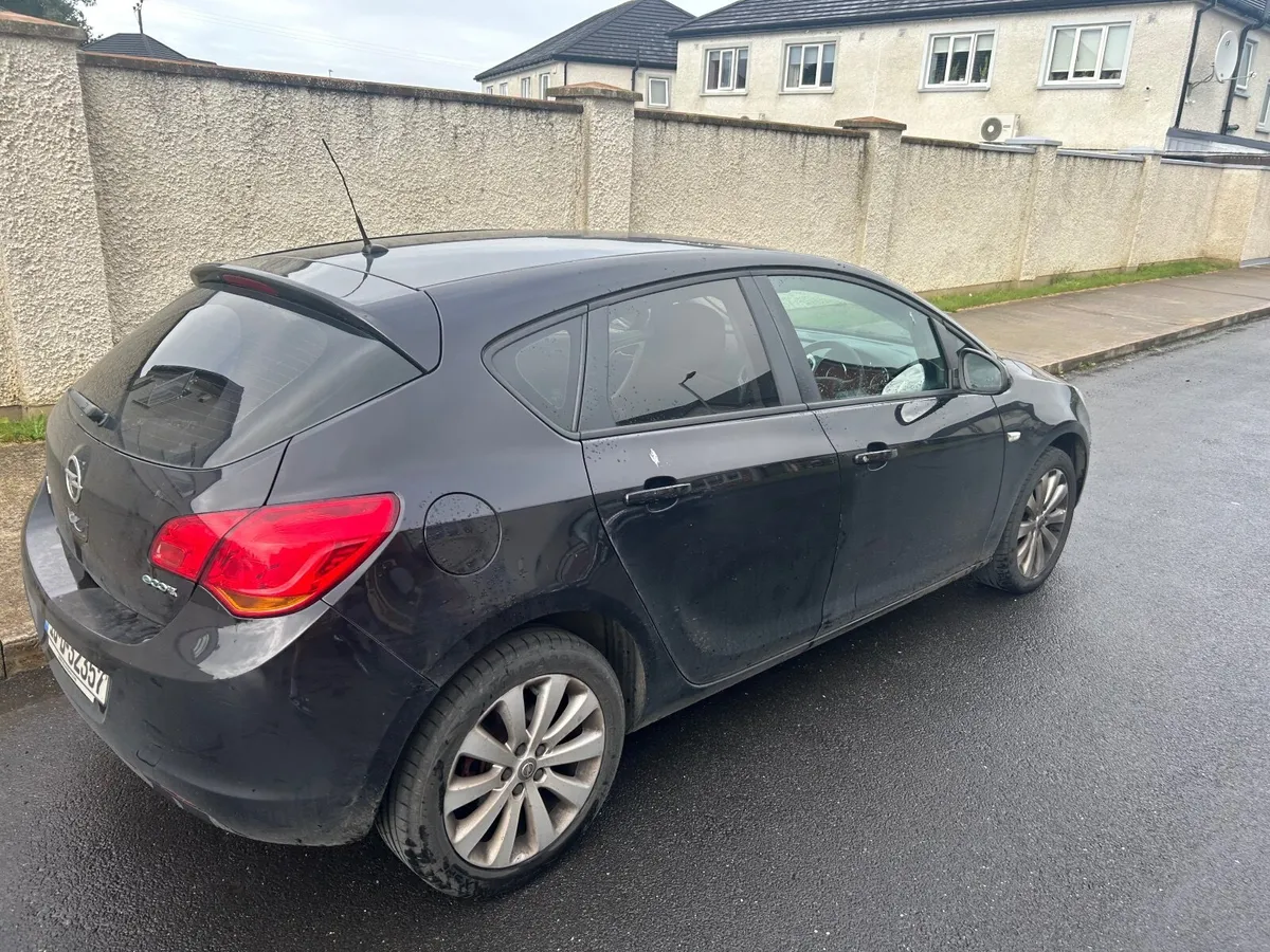 Opel Astra 2010 - Image 2