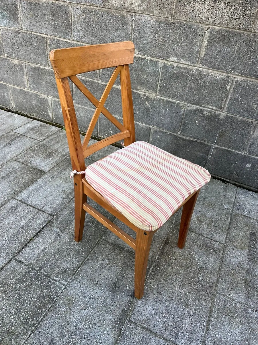 Extendable wooden dining table and chairs - Image 1