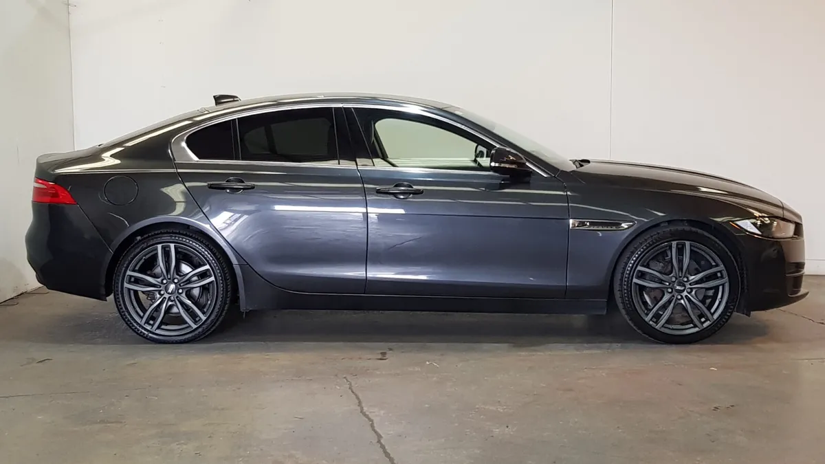 Jaguar XE 2.0D PRESTIGE AUTO 2018 - Image 4