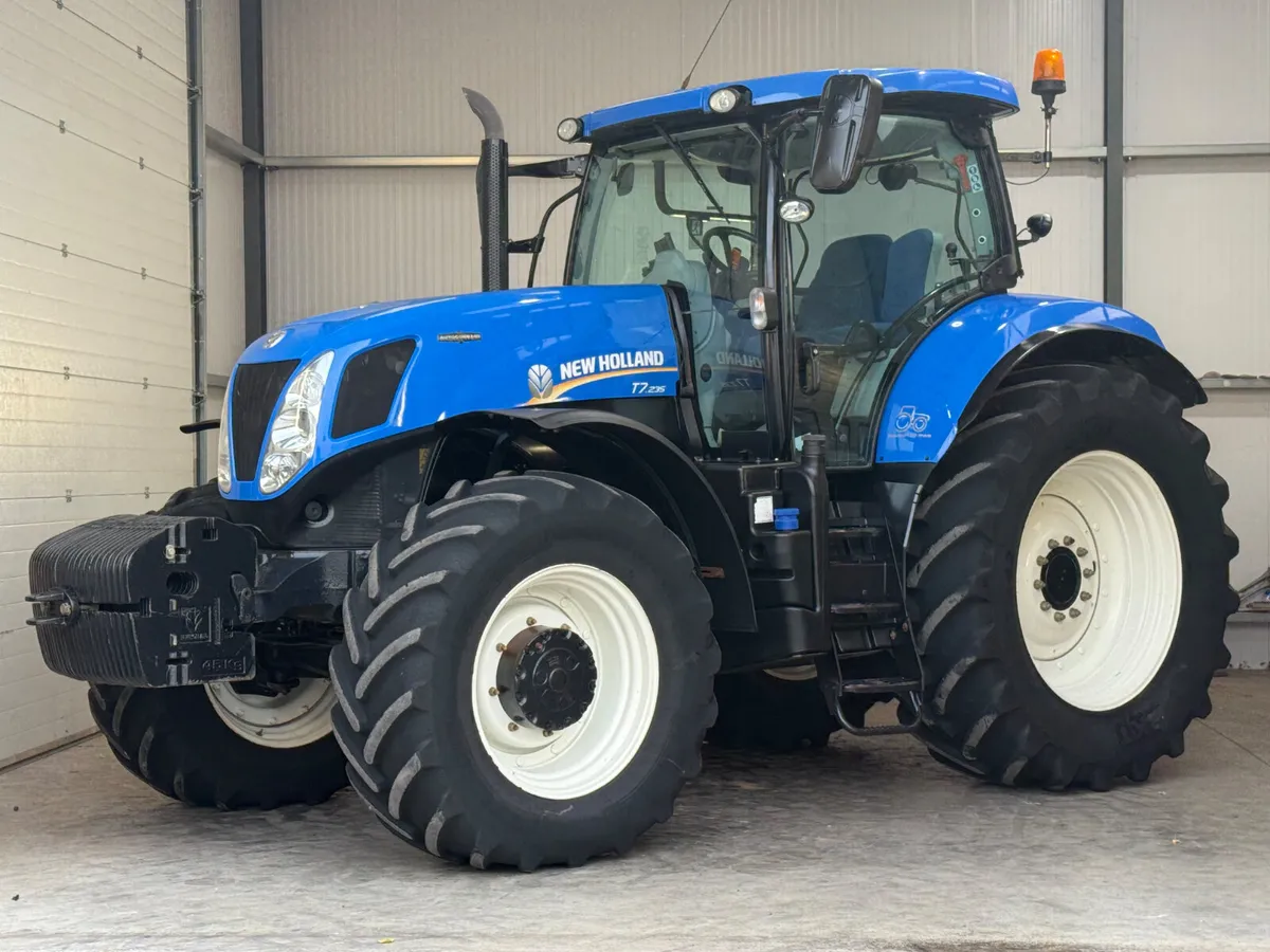 NewHolland T7.235 AutoCommand - Image 1