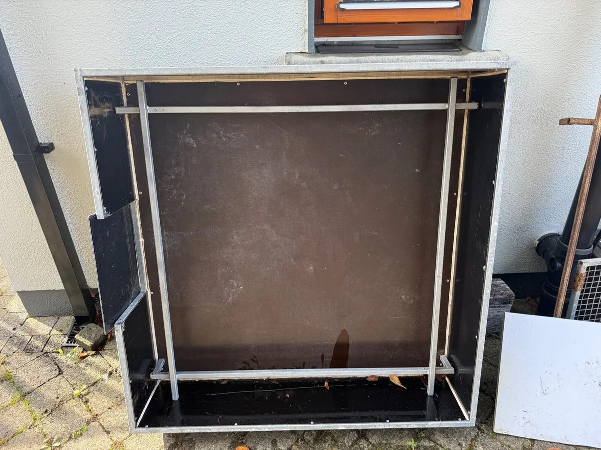 Galvanised dog whelping box - Image 1