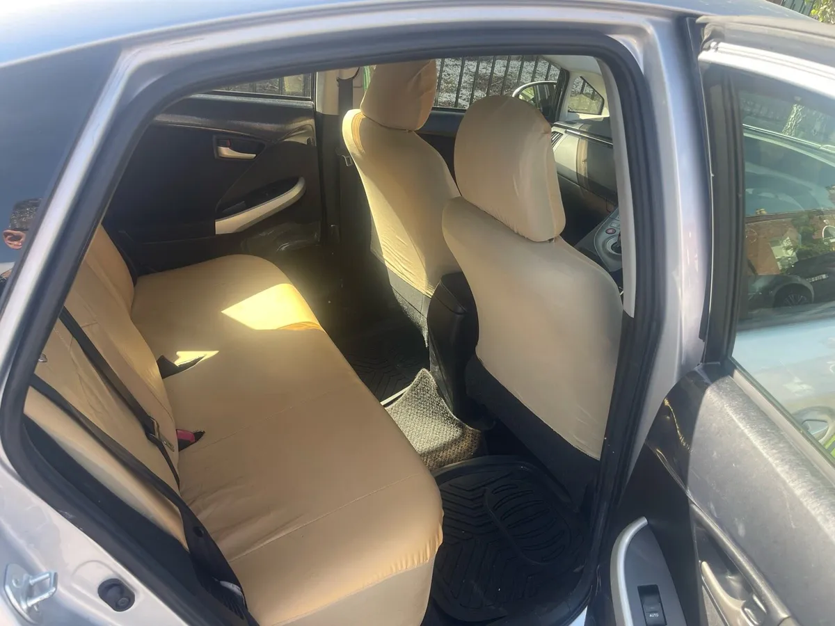 Taxi Toyota Pirus - Image 3