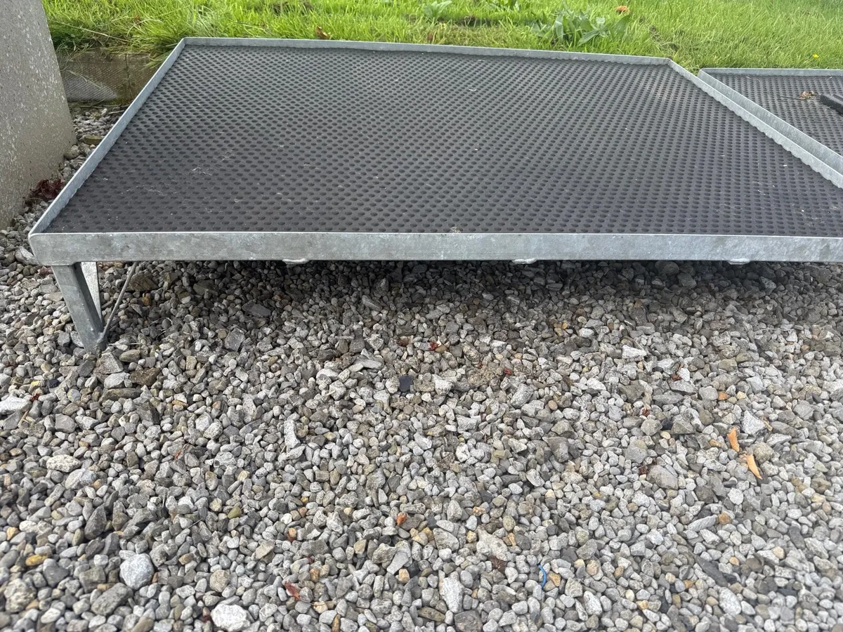 Galvanised dog bed - Image 1