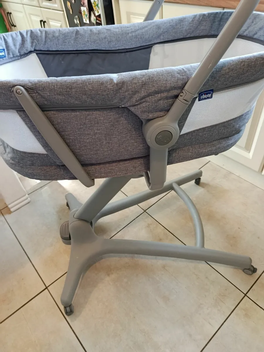 Chicco 4 in 1 crib - Image 1
