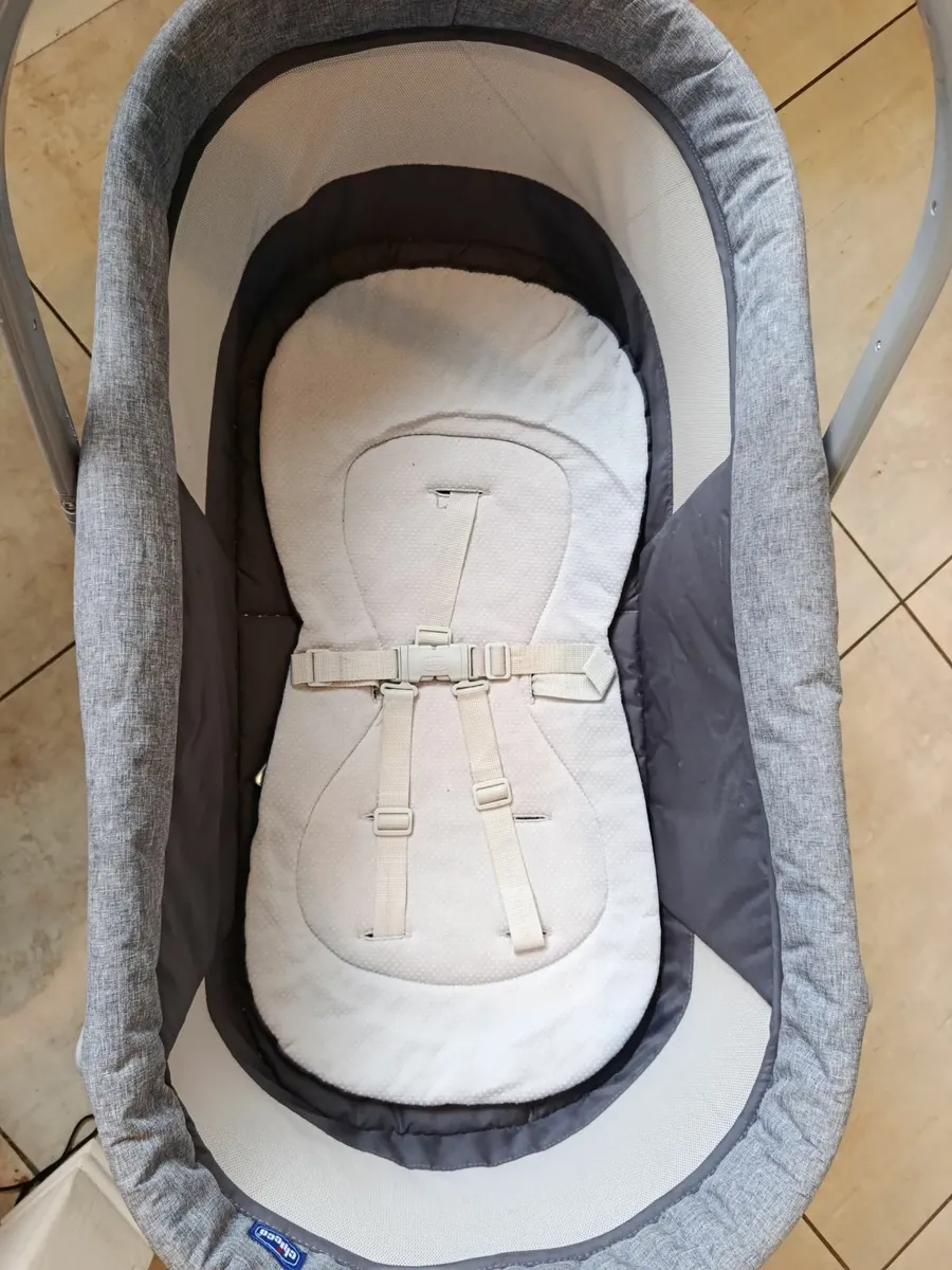 Chicco 4 in 1 crib - Image 2