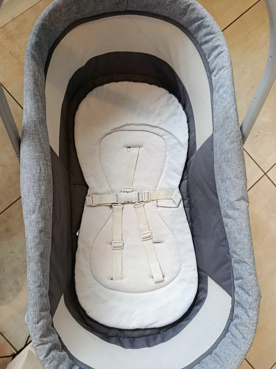 Chicco 4 in 1 crib - Image 3