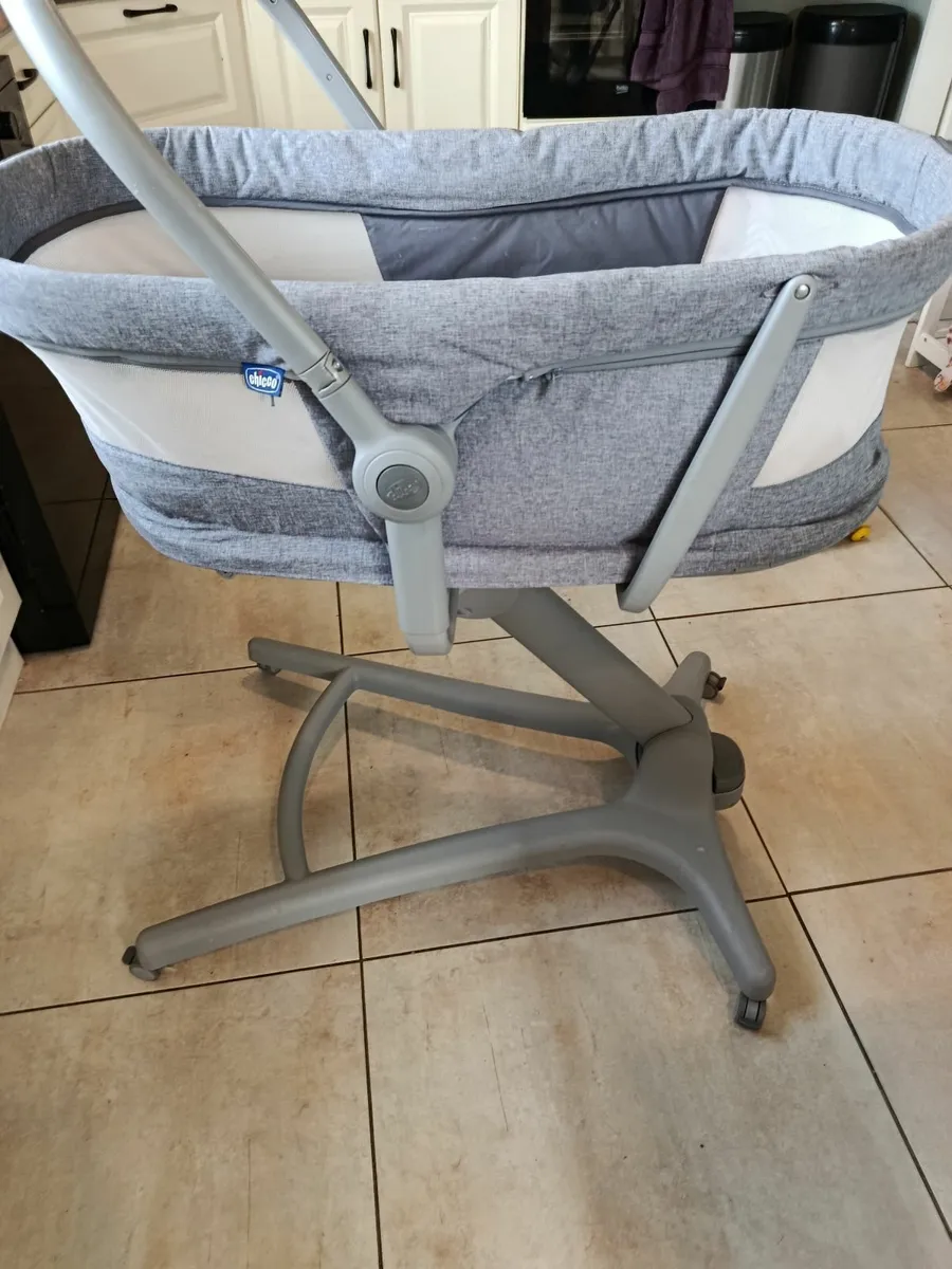 Chicco 4 in 1 crib - Image 4