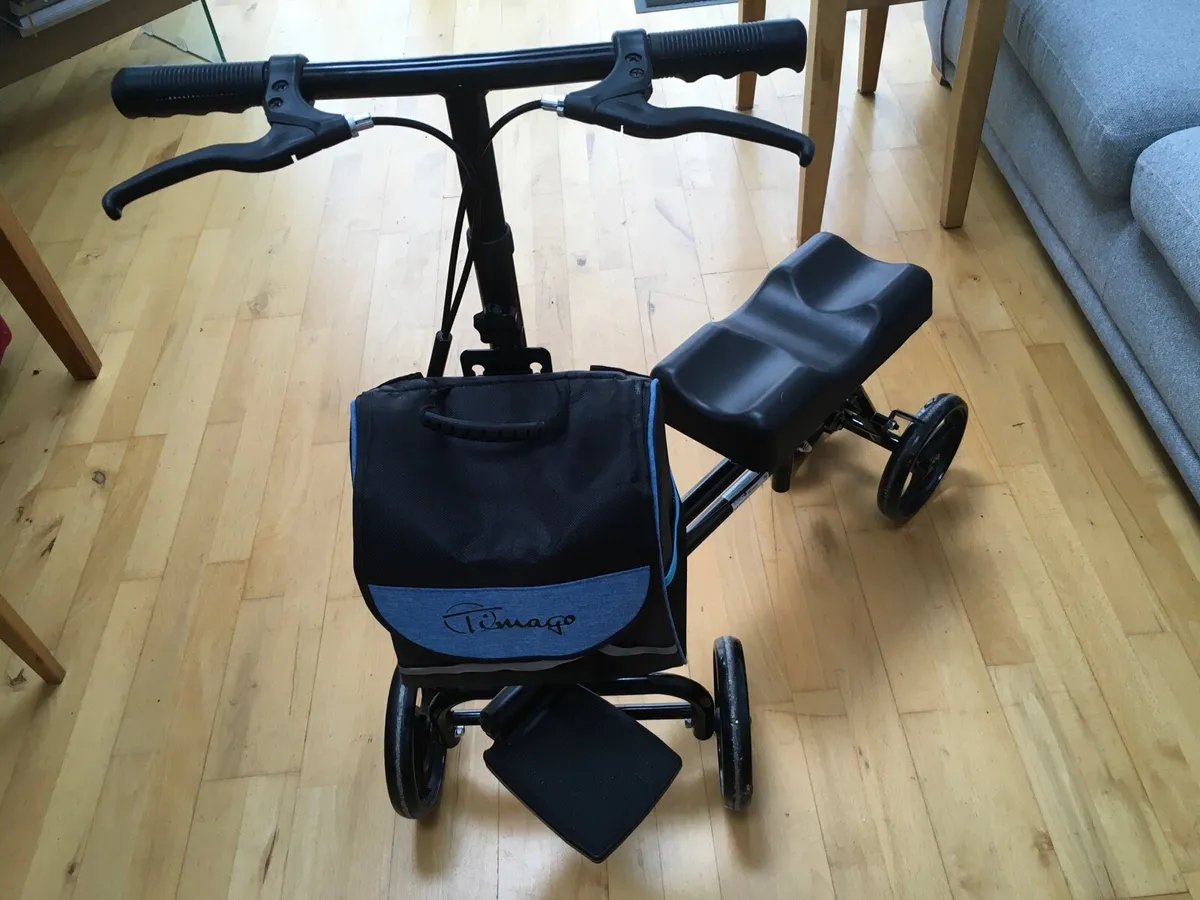 Knee support 4- wheeled rollator - Image 1