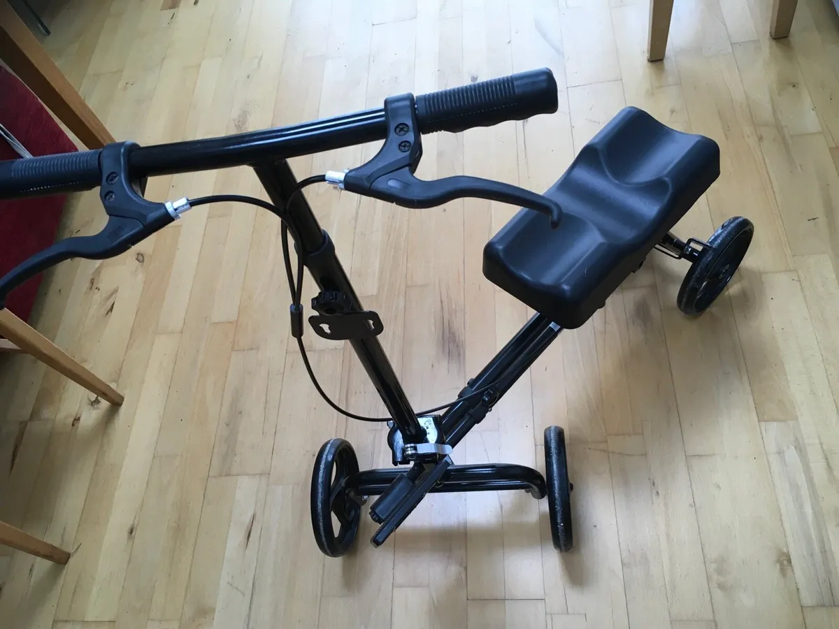 Knee support 4- wheeled rollator - Image 3