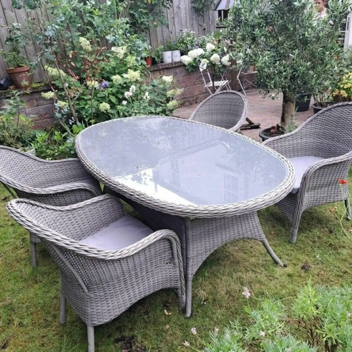 Grey wicker garden table and 4 chairs - Image 2