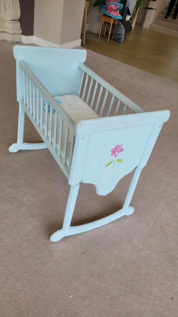 Handmade daisy Bella baby crib - Image 1