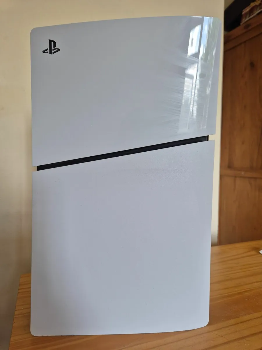 PlayStation 5 (Disc Edition) + 2 Controllers + Cha - Image 1