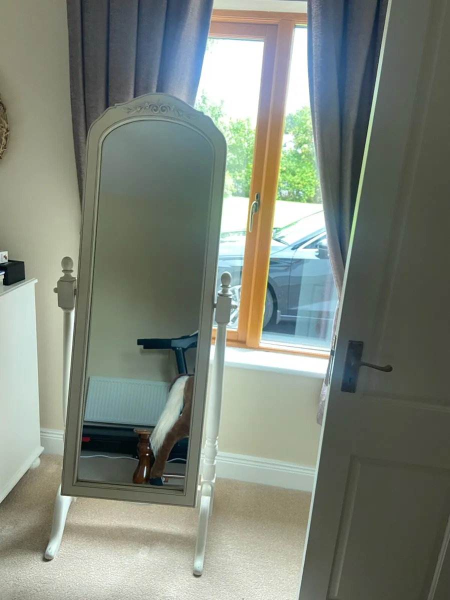 Free standing full length mirror - Image 1