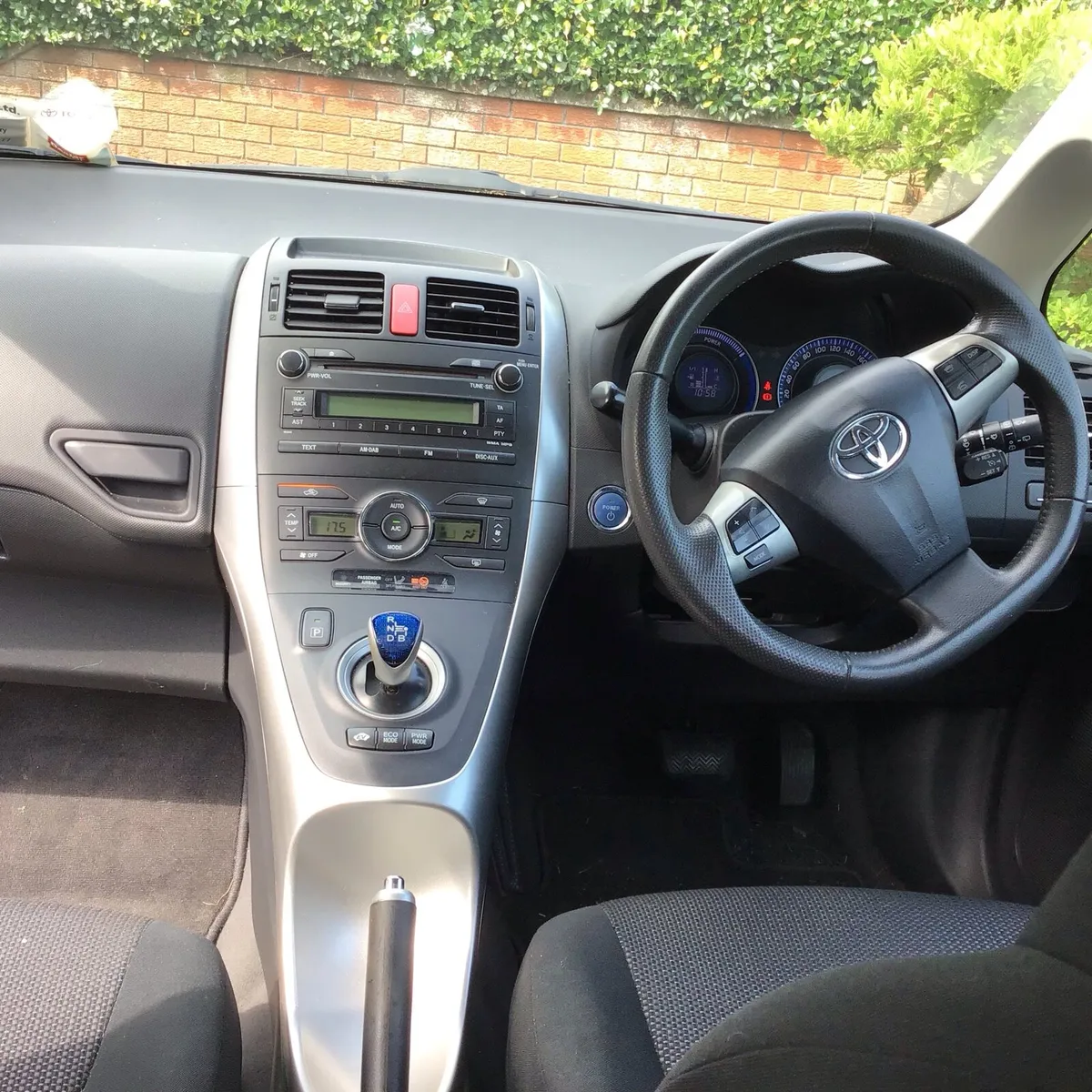 Toyota Auris 1.8 HSD Hybrid 4Door Automatic - Image 4