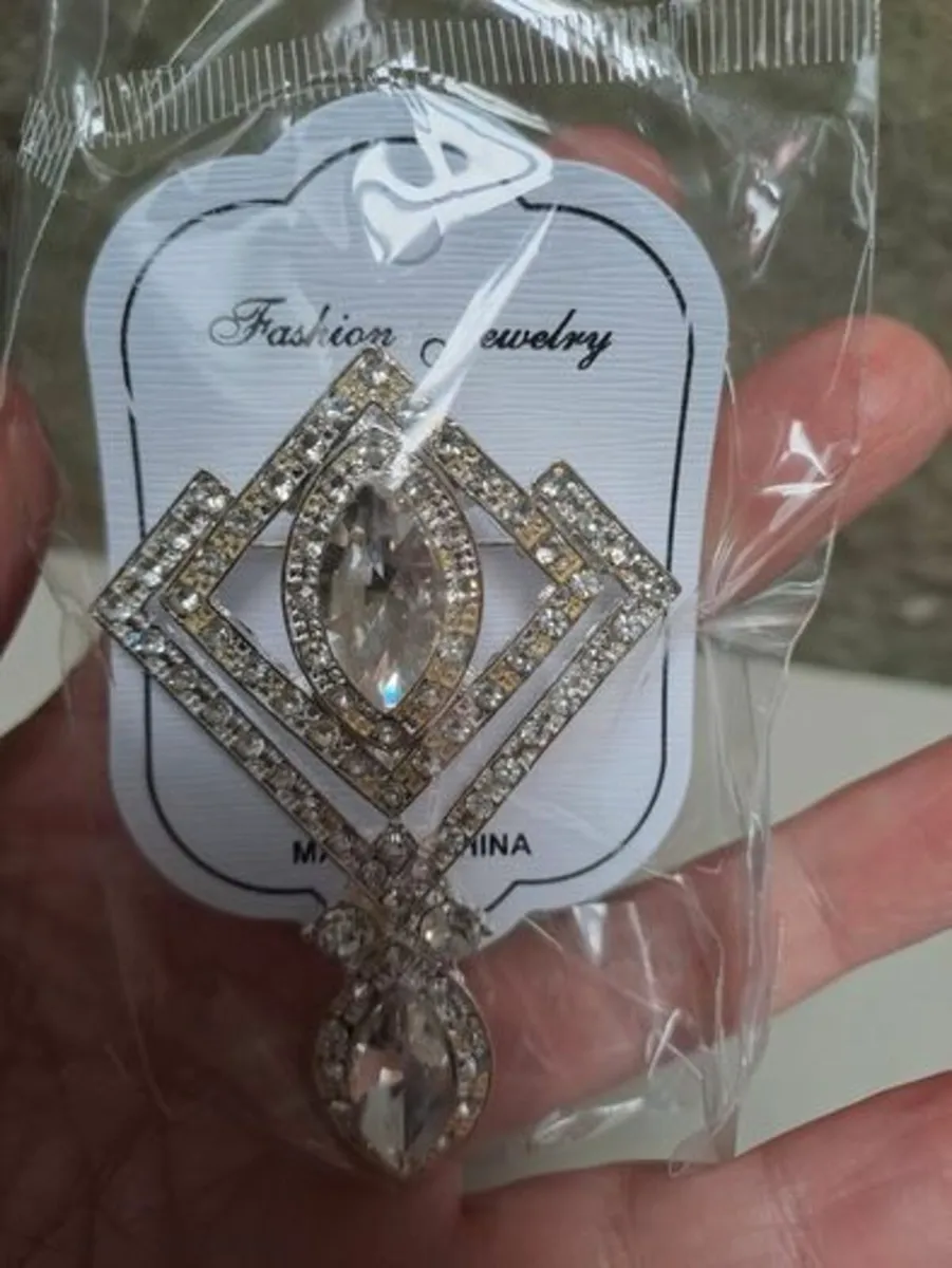 Large rhinestone crystal brooch - Image 1