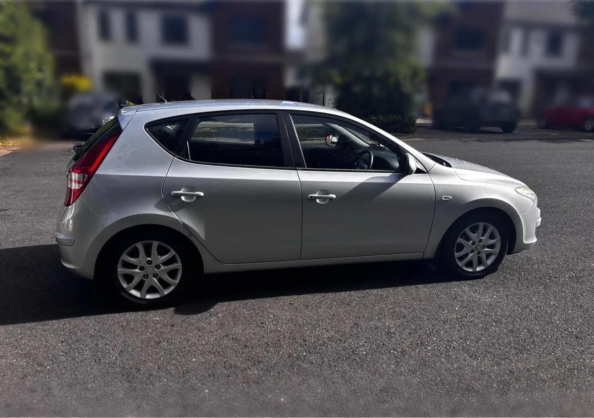 Silver Hyundai i30 2010 - Image 1