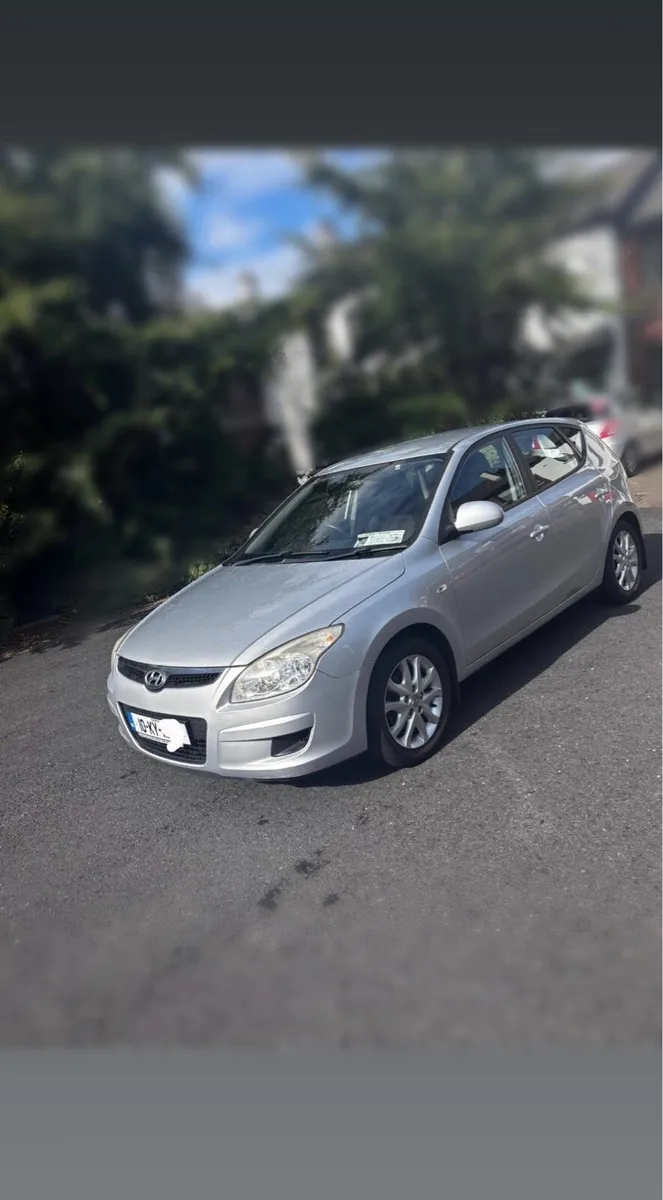 Silver Hyundai i30 2010 - Image 2