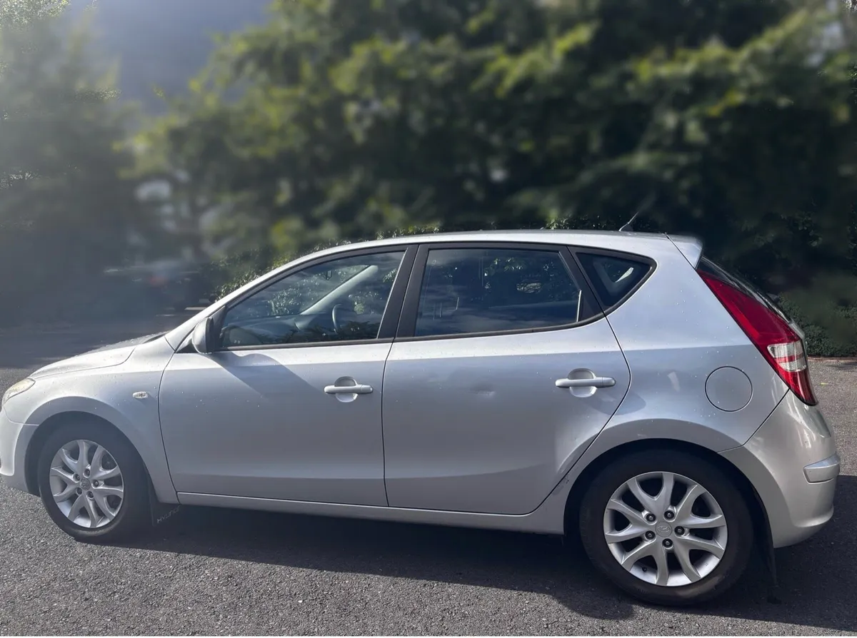 Silver Hyundai i30 2010 - Image 3