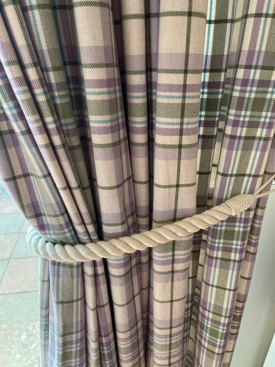 Kitchen curtain, pole & tie back - Image 3