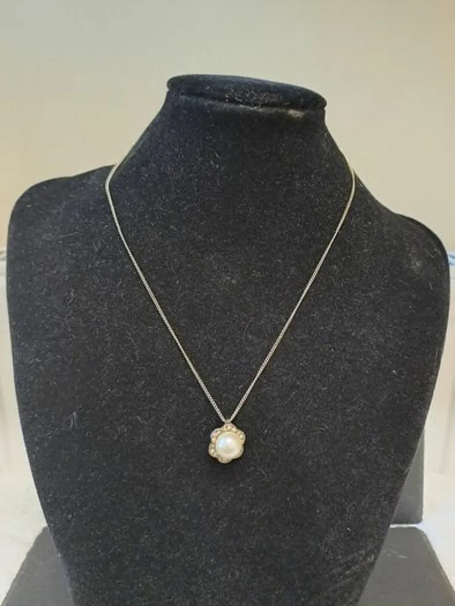 Pearl, diamond pendant and silver necklace - Image 2