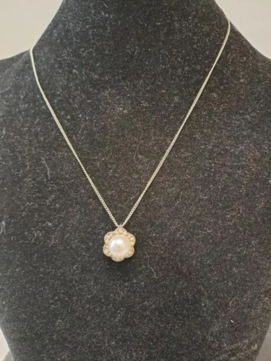 Pearl, diamond pendant and silver necklace - Image 1