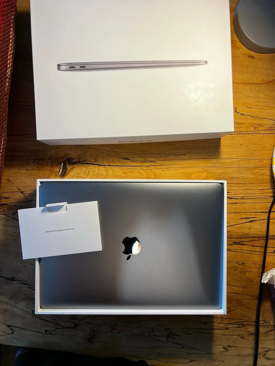 MacBook Air M1 (2020) - Image 1