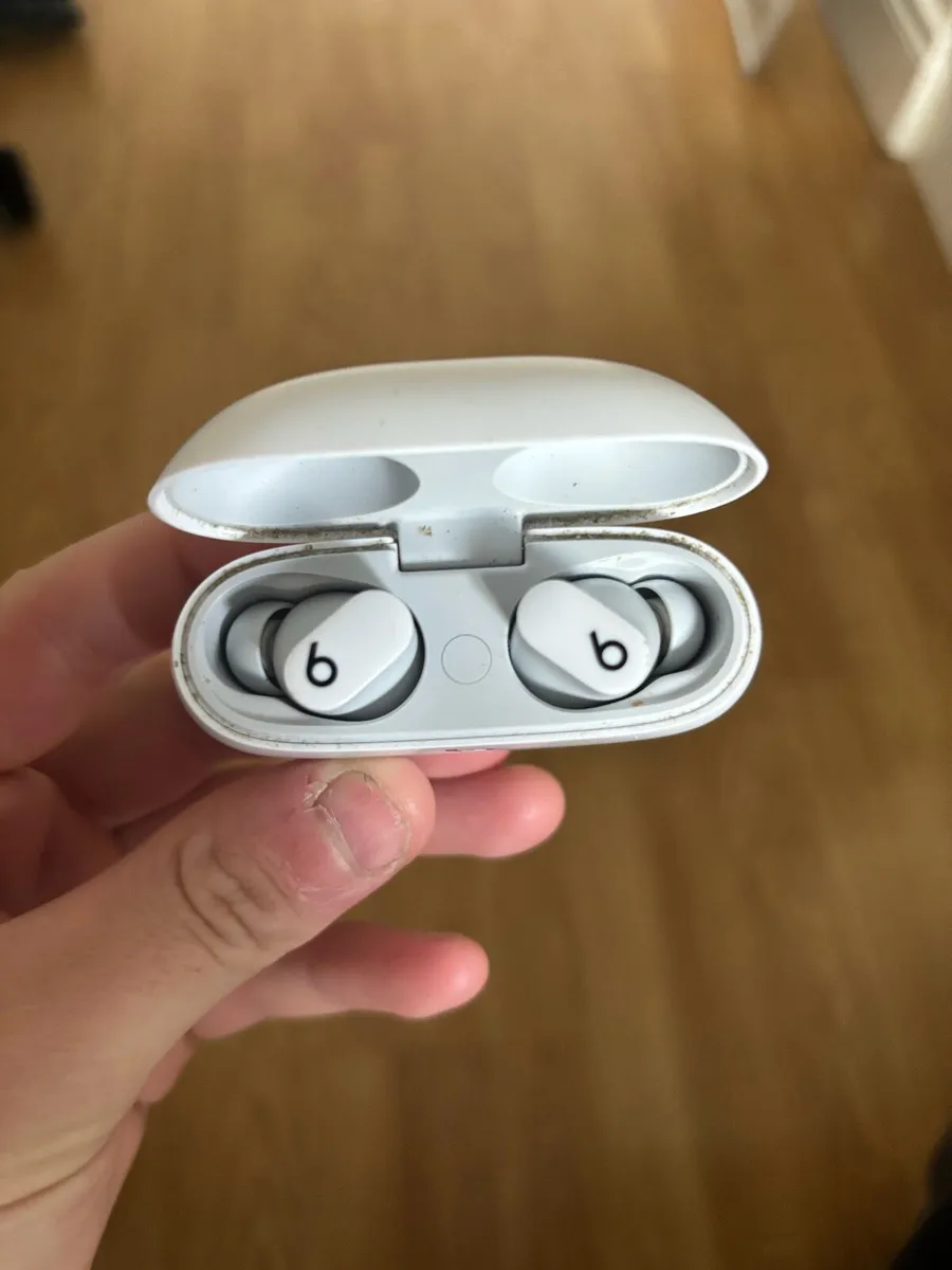 Beats earbuds - Image 2