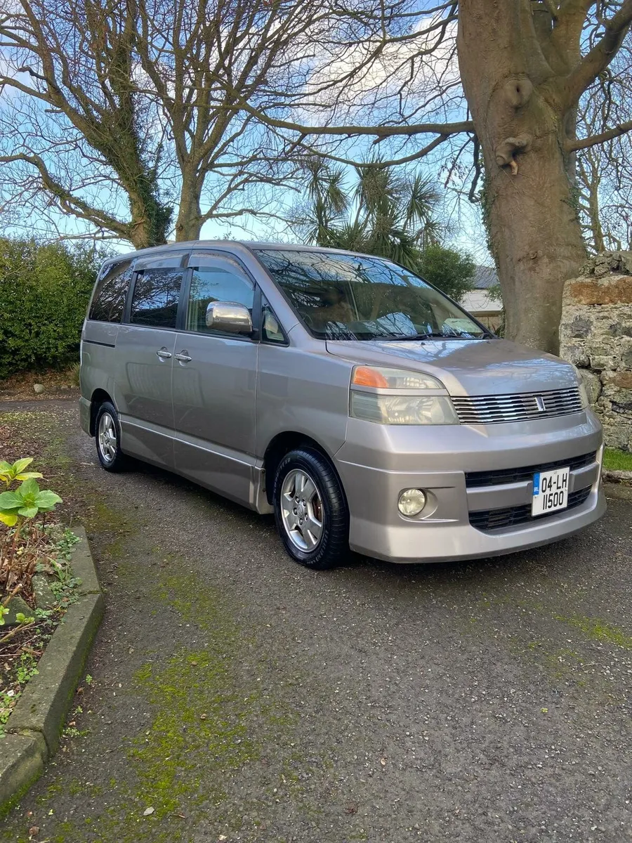 Toyota Voxy AUTO 8-Seater low km - Image 1