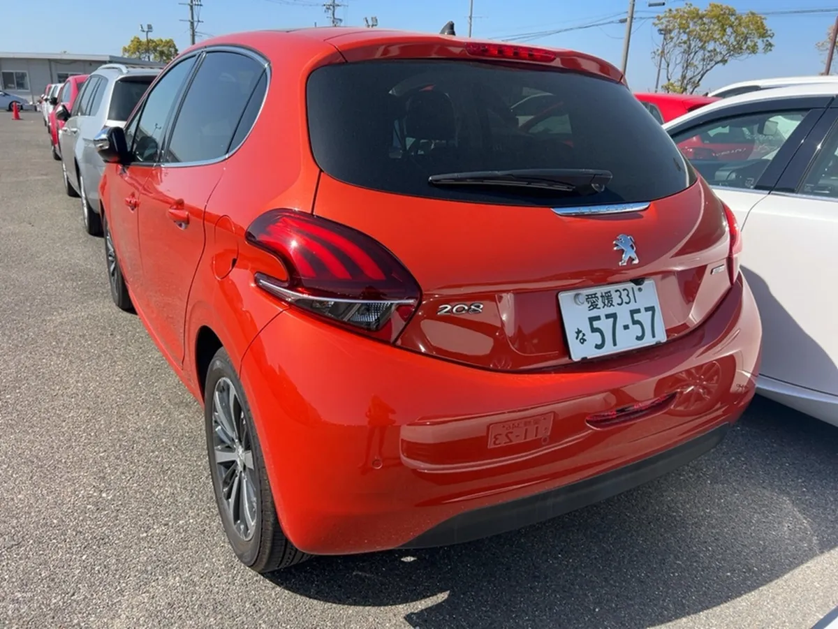 Peugeot 208 ALLURE 1.2 PETROL 5DR AUTOMATIC - Image 2