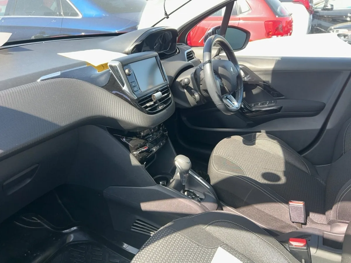 Peugeot 208 ALLURE 1.2 PETROL 5DR AUTOMATIC - Image 3