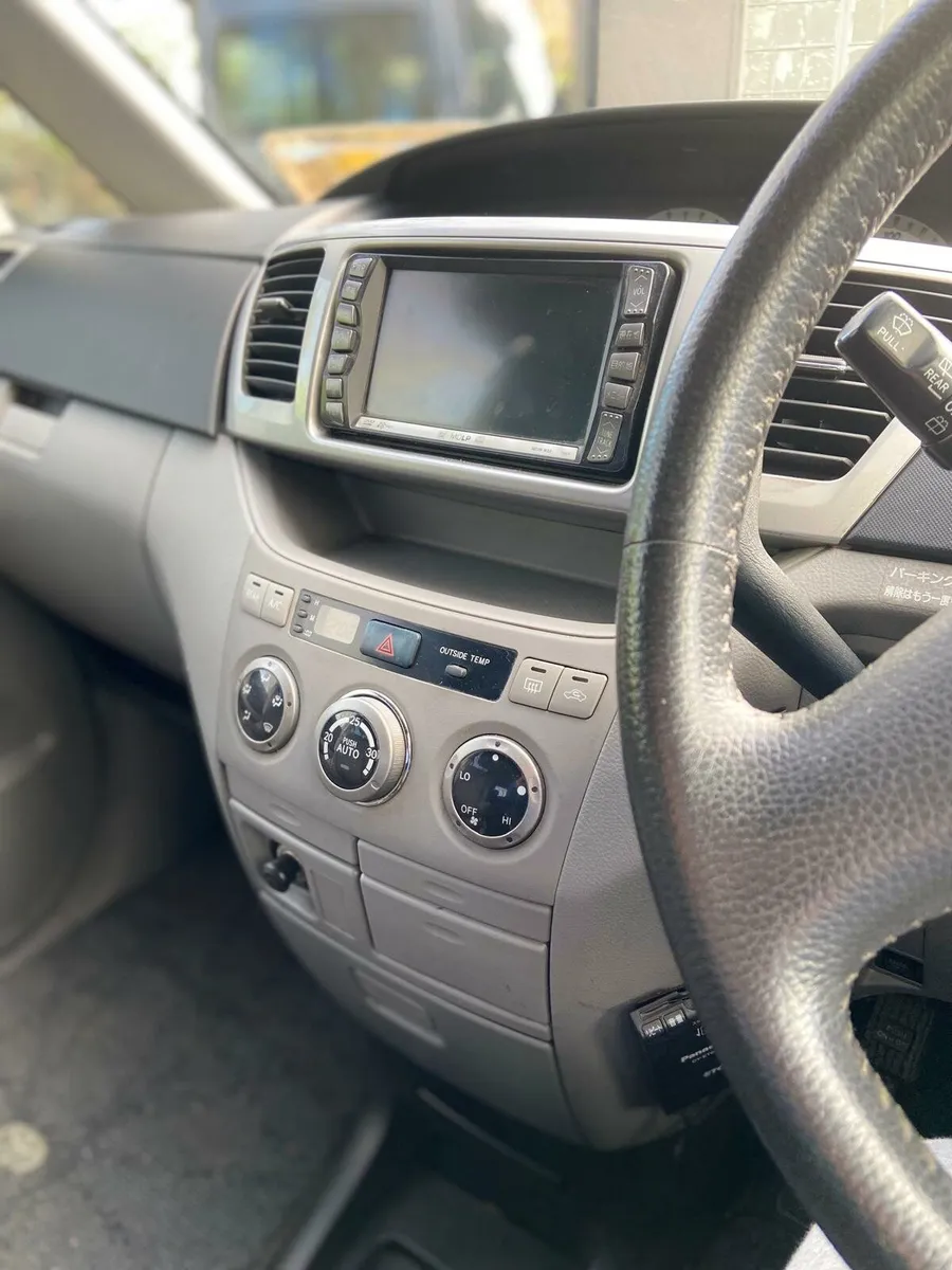Toyota Voxy AUTO 8-Seater low km - Image 2