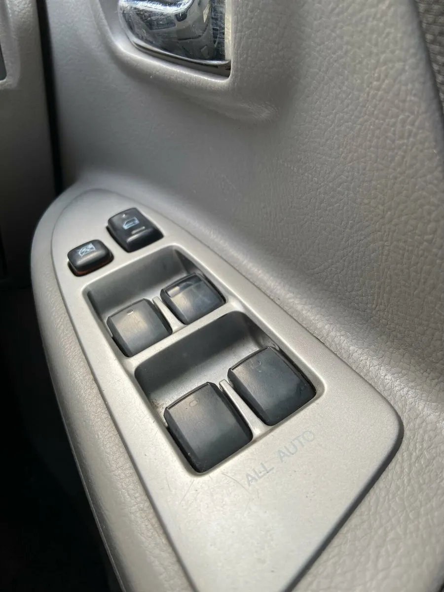 Toyota Voxy AUTO 8-Seater low km - Image 3