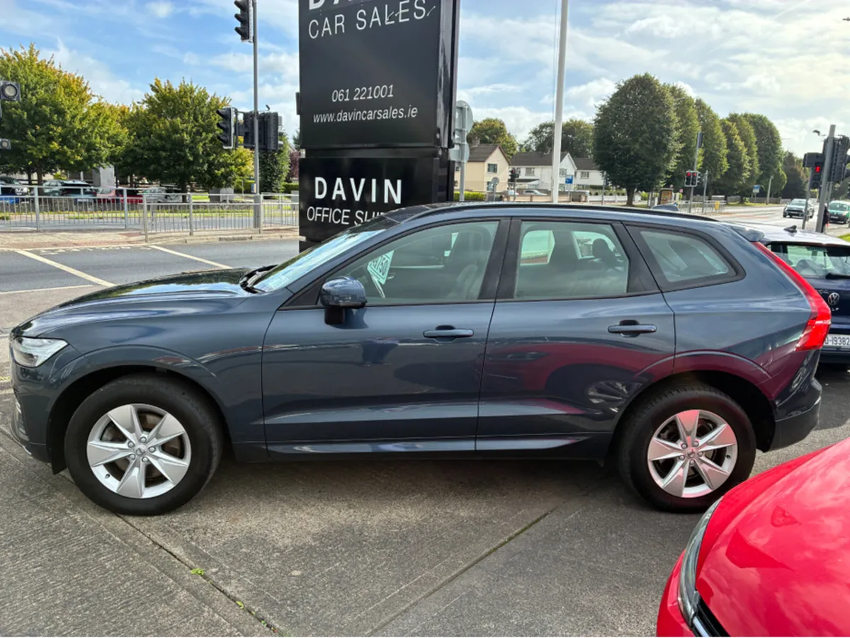 Volvo XC60 B4 D MOMENTUM 5DR AUTO - Image 2