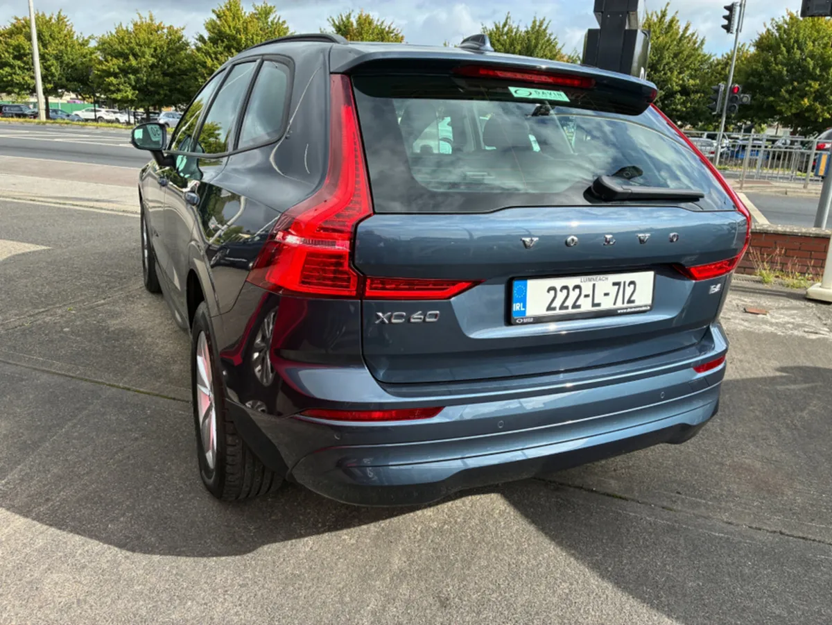 Volvo XC60 B4 D MOMENTUM 5DR AUTO - Image 3