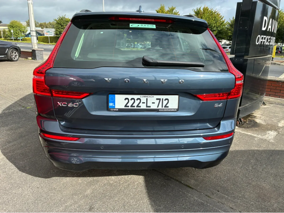 Volvo XC60 B4 D MOMENTUM 5DR AUTO - Image 4