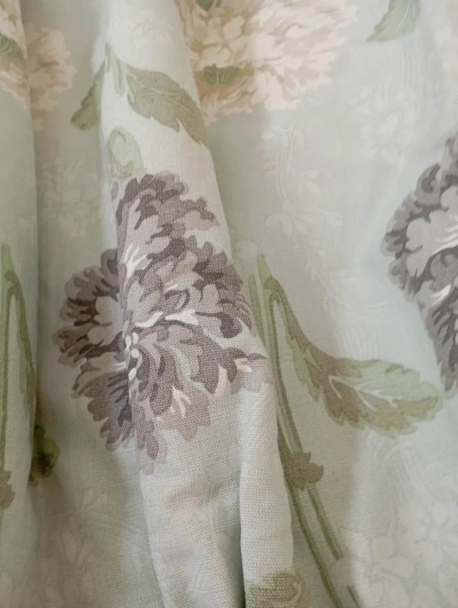 A pair of curtains - Image 3